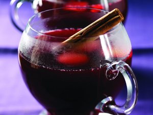 حضري عصير التوت البري الدافئ