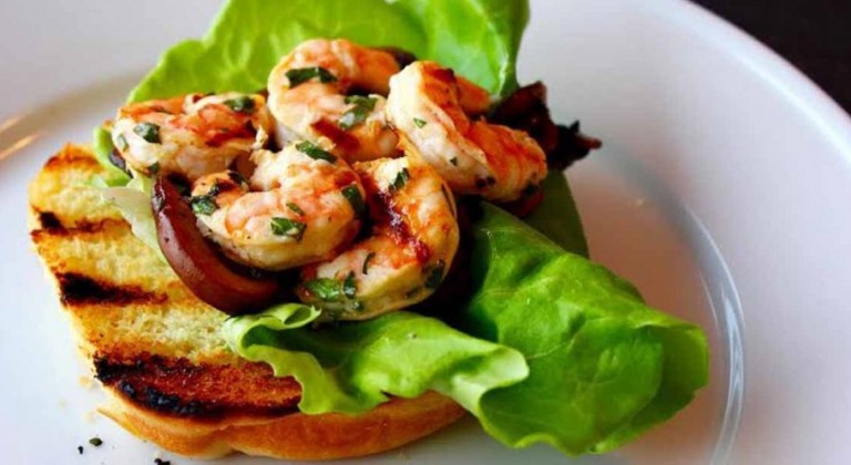 ساندويتش الروبيان بحلقات الليمون والثوم