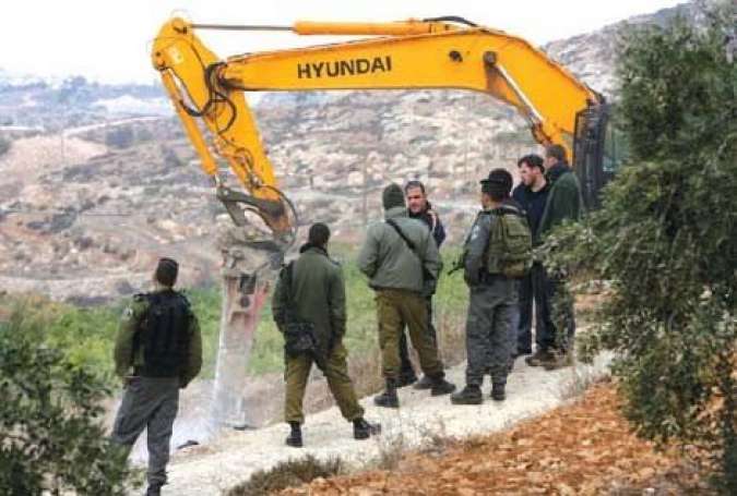 قوات الاحتلال تهدم بئراً في يطا جنوب الضفة
