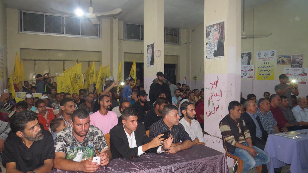 بالصور: كوادر "فتح" ينظمون وقفة في منزل "المشهرواي" رفضاً لسياسة الإقصاء