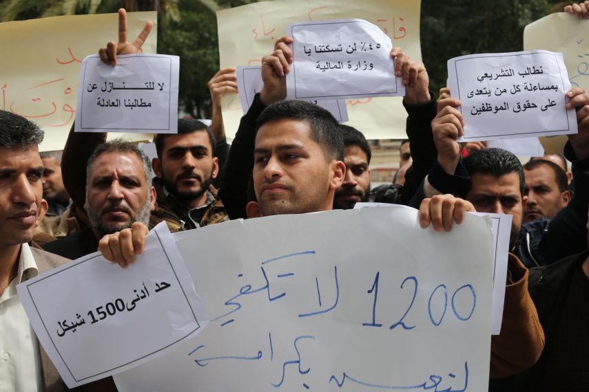 موظفو غزة يتظاهرون أمام التشريعي مطالبين برفع نسبة صرف رواتبهم