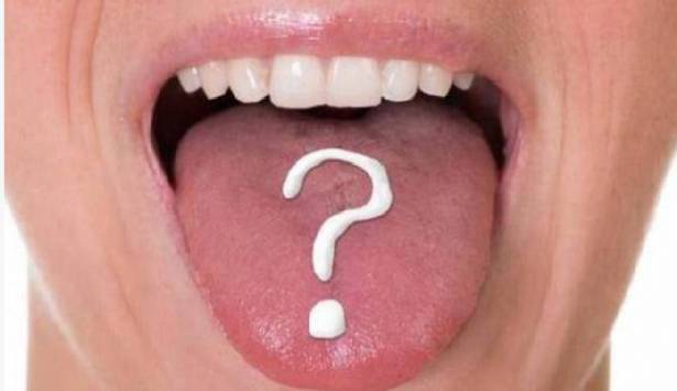 هل تحول لون لسانك إلى الأحمر أو الأبيض؟ .. هذا ما يعنيه ذلك فانتبه
