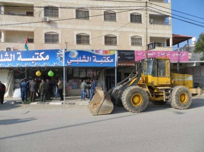 بلدية قلقيلية تشرع بإزالة التعديات على الشوارع والأرصفة