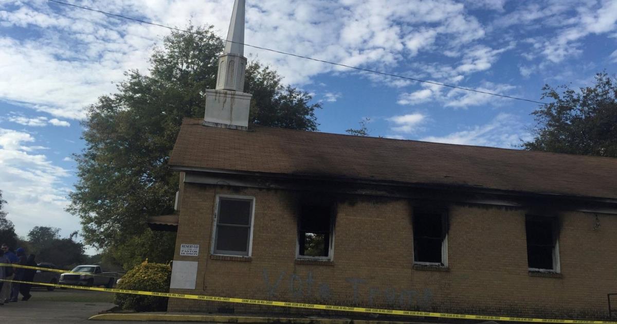 إحراق كنيسة كتب على واجهتها شعار مؤيد لترامب