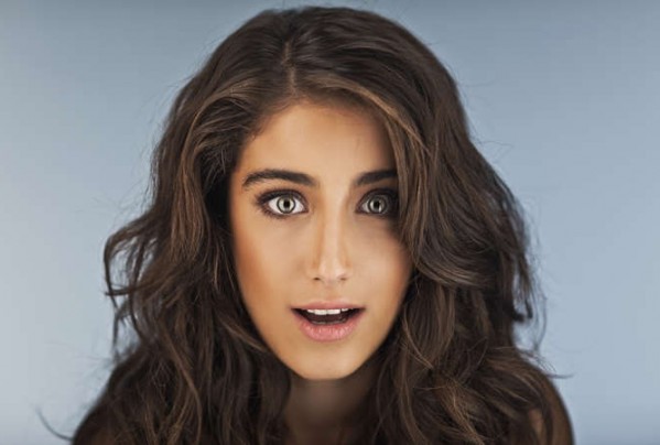 صور التركية "هازال "مع كلاب تثير جدلاً.. شاهدها