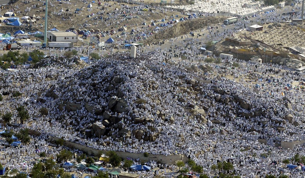 بث مباشر: الحجاج يتوافدون على صعيد عرفات لأداء ركن الحج الأعظم