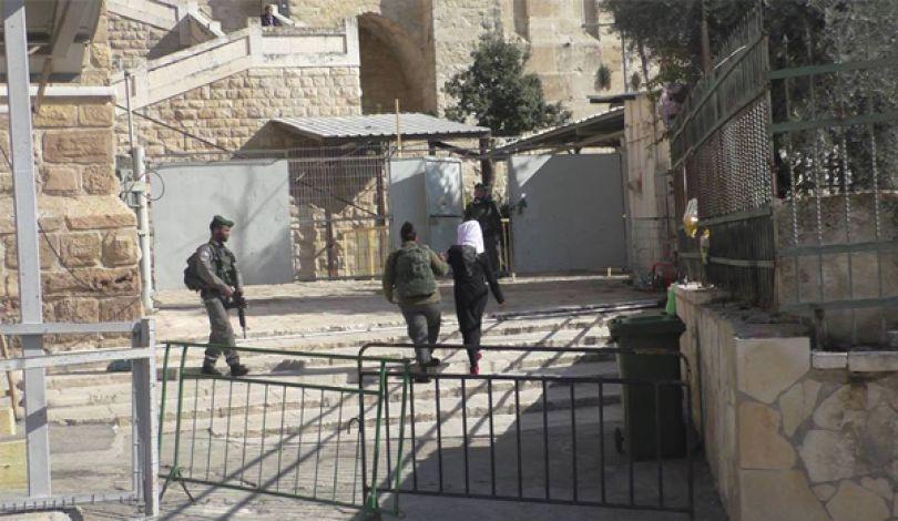 اعتقال فتاة على معبر قلنديا بدعوى حيازتها سكيناً