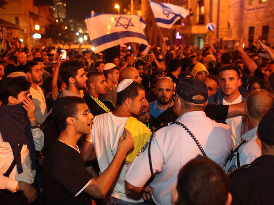 بالصور : مسيرة للمستوطنين تطالب بطرد العرب وتسيء للنبي "محمد"