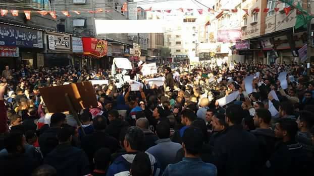 صور وفيديو | "بدنا كهرب" .. الآلاف يهتفون في تظاهرة بجباليا احتجاجاً على استمرار أزمة الكهرباء