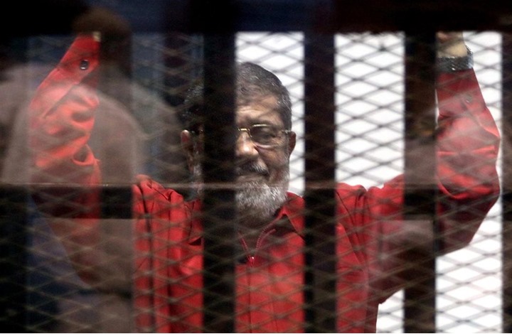 بالفيديو : بـ"إشارة الذبح".. "مرسي" يستفسر عن محاولة اغتيال النائب العام