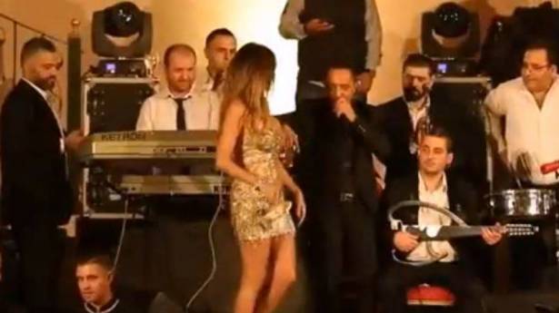 بالفيديو: دومينيك حوراني تنشغل عن الغناء بالرقص... وتخلع حذاءها على المسرح