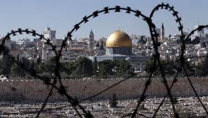 حكم من يعطي الأرض المغتصبة للمحتل