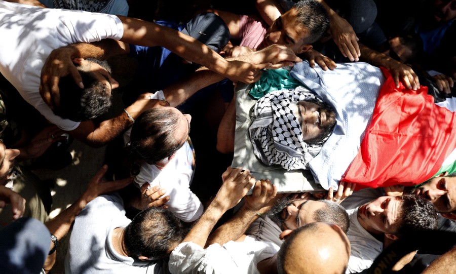 جماهير "حزما" تشيع جثمان الشهيد "كنعان" بالقدس