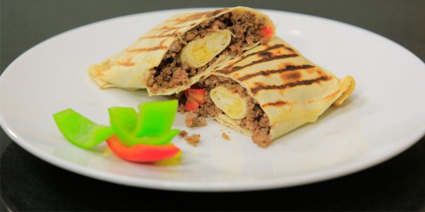 سندوتش لحم معصج بخبز التورتيلا