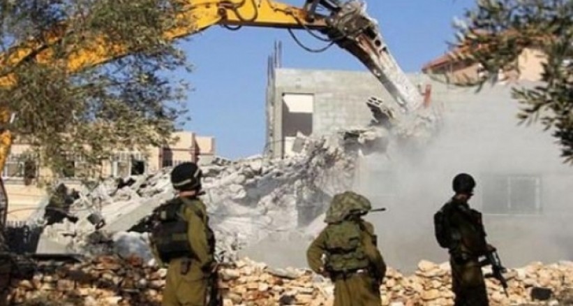 هدم معرضاً للمركبات وسط القدس