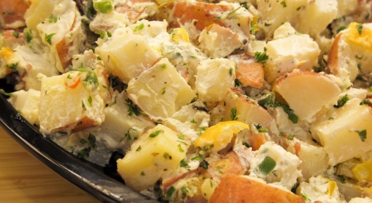 سلطة البطاطا بالأعشاب الطازجة