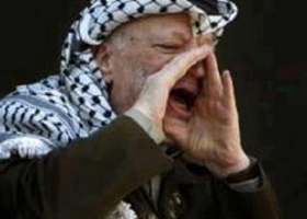 صحيفة لبنانية تكشف عن دور احد مرافقي عرفات في دس السم له واغتياله