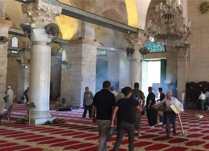 صور وفيديو: إصابة خمسة فلسطينيين خلال اقتحام المسجد الاقصى اليوم