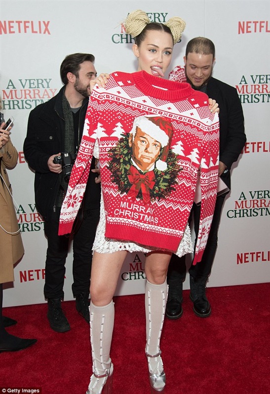 "مايلي سايرس" تتألق في العرض الأول لفيلمها "A Very Murray Christmas"
