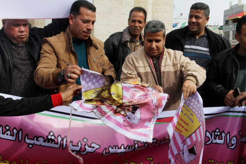 متظاهرون برفح يحرقون العلم الأمريكي وصورة ترامب