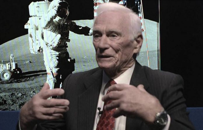 وفاة آخر رائد فضاء سار على القمر