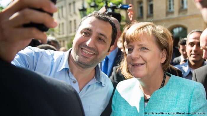 ميركل: ألمانيا قوية... واللاجئين "فرصة للغد"