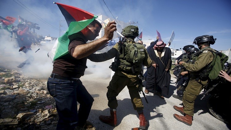 اختبئا في المقبرة : تطبيق "WAZE" يقود جنديين إسرائليين إلى رام الله خطأ!