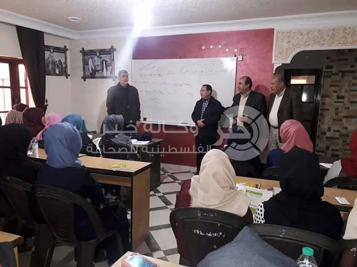 بالصور: مدير عام المخيمات بدائرة شؤون اللاجئين يتفقد برنامج دروس التقوية المجانية