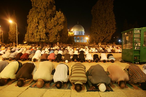 الاحتلال يمنع المواطنين ممن تقل أعمارهم عن 50 عاما من أداء صلاة الفجر بالأقصى
