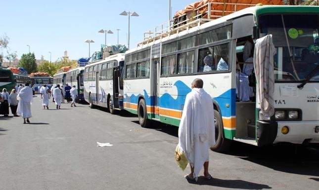 تعطّل حافلة تقل 40 حاج فلسطيني وسط الصحراء والأوقاف تعقّب على ذلك