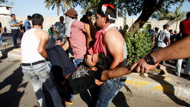 اصابة عشرات المتظاهرين خلال اقتحام المنطقة الخضراء ببغداد