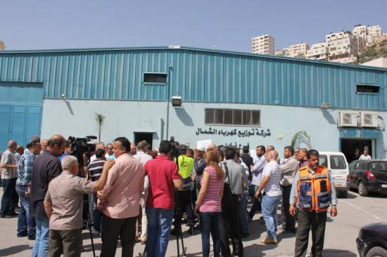 وقفة لعمال شركة كهرباء الشمال رفضاً لتعدي الأجهزة الأمنية على أحد طواقمها