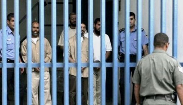 محكمة "عوفر" تصدر أحكاماً بالسجن والغرامات بحق 7 أسرى