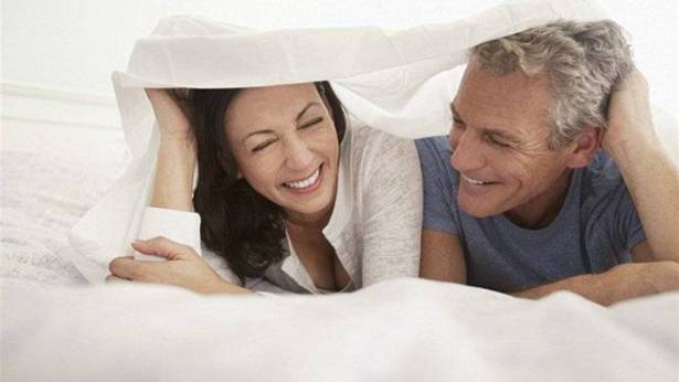 الجنس لدى النساء بعد عمر الـ 50 مفيد... فما هي سلبياته لدى الرجال؟