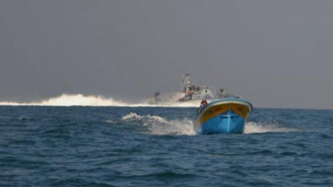الاحتلال يستهدف مراكب الصيادين شمال القطاع