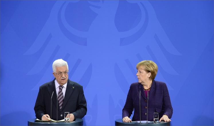 ميركل تنتقد سياسة إسرائيل الاستيطانية وتدعم المبادرة الفرنسية