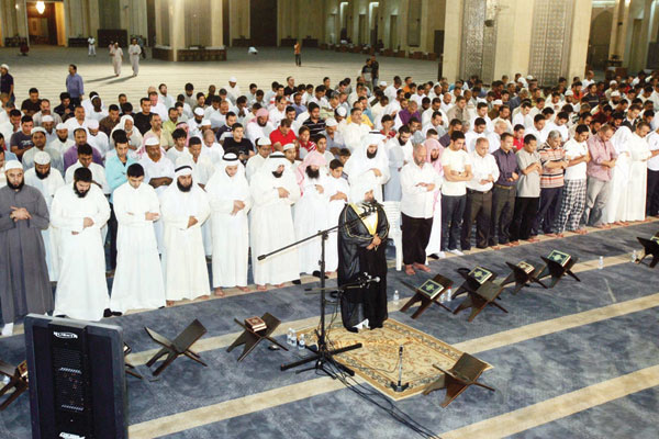 بالفيديو :"داعش" يحرم صلاة التراويح ... فما هو أصلها ؟؟