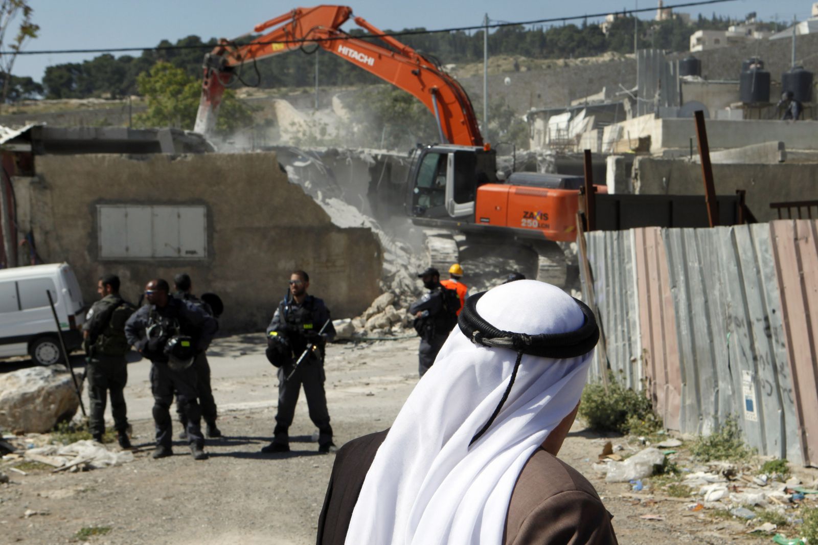 الاحتلال يصدر أوامر هدم لقرية فلسطينية شرقي القدس