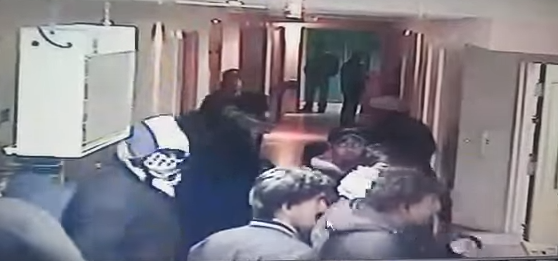 خبير بالقانون الدولي يكشف لـ"خبر" عن الإجراءات التي يفترض أن تتخذها السلطة للرد على جريمة إقتحام مستشفى الخليل