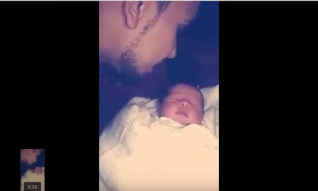 بالفيديو : طفلة تسمع اسم النبي الرسول في الاذان ... لن تصدق ماذا فعلت ؟!