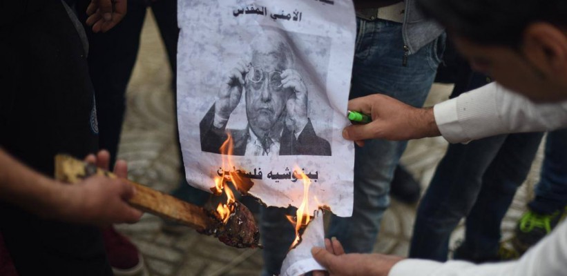 الجبهة تحرق مجسم صغير لعباس في غزة