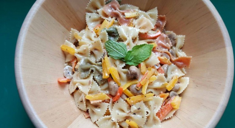 سلطة المعكرونة بالفطر والفلفل