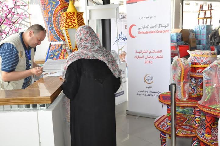 فارس العرب توزع قسائم شرائية على مئات الأسر بتمويل من الهلال الأحمر الإماراتي
