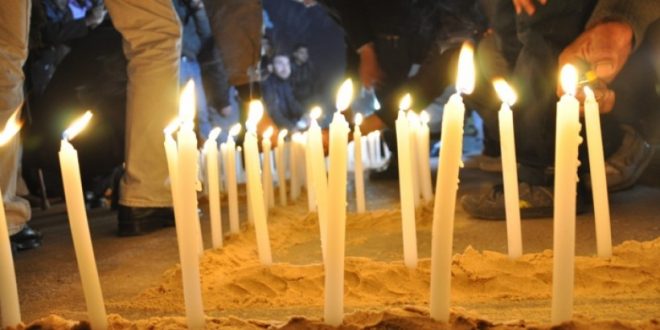 عشرات المواطنين يشاركون بوقفة تضامنية وإضاءة الشموع دعماً للاسير كايد