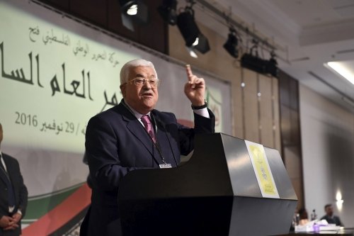 الرئيس يكرم الطواقم التي ساهمت بإنجاح المؤتمر السابع لفتح
