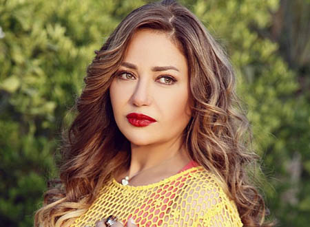 ليلى علوي تفاجئ جمهورها بصورة من كواليس فيلمها الجديد