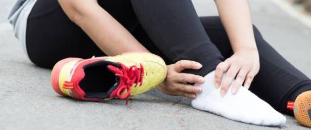 "تنمُّل" القدمين طبيعي.. لكن احذر فهو علامة الإصابة بهذه الأمراض الخطيرة!