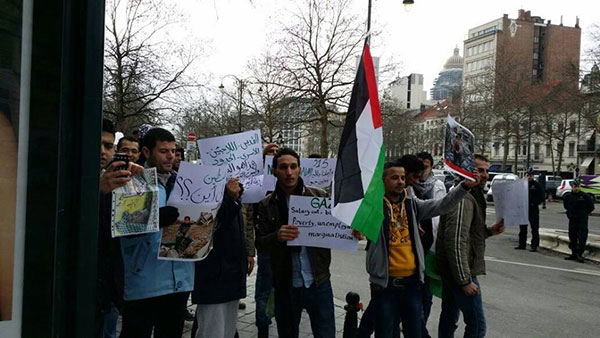 فلسطينيون يتظاهرون أمام الفندق الذي يقيم فيه الرئيس عباس بالعاصمة البلجيكية