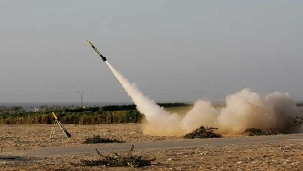 الاحتلال يزعم إطلاق حماس لصواريخ تجريبية من غزة