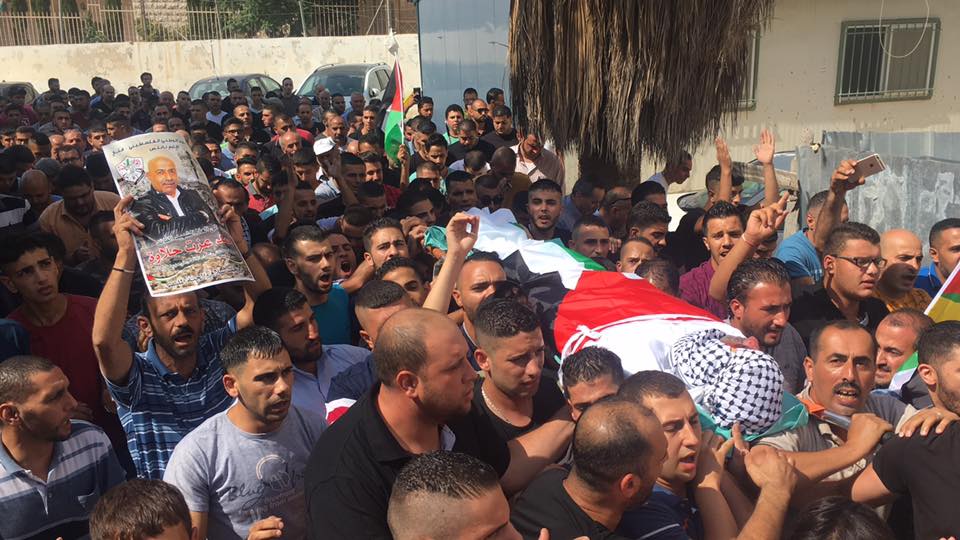 بالفيديو والصور: عشرات الآلاف يشيعون جثمان الشهيد "حلاوة" في نابلس